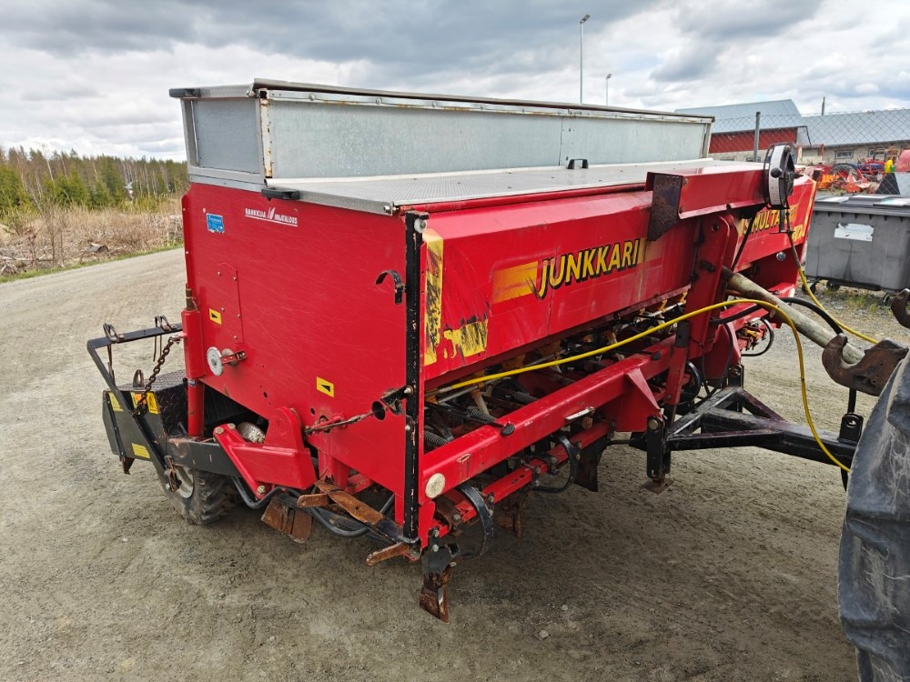Simulta-Junkkari 3000T - takapyöräkone - kiekkovantaat takana - Combinado de siembra: foto 5 Simulta-Junkkari 3000T - takapyöräkone - kiekkovantaat takana - Combinado de siembra: foto 5