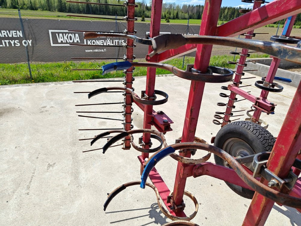 VM 450 cm, hydraulisesti taittuva, etulana ja jälkihara, katso video! - Grada de púas: foto 5 VM 450 cm, hydraulisesti taittuva, etulana ja jälkihara, katso video! - Grada de púas: foto 5