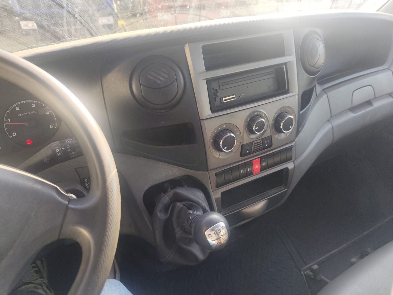 Furgoneta basculante IVECO DAILY 35C13: foto 30