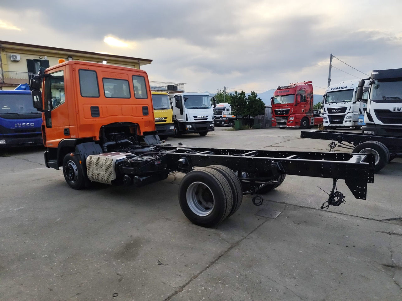 IVECO EUROCARGO 120-190L - Camión chasis: foto 3 IVECO EUROCARGO 120-190L - Camión chasis: foto 3