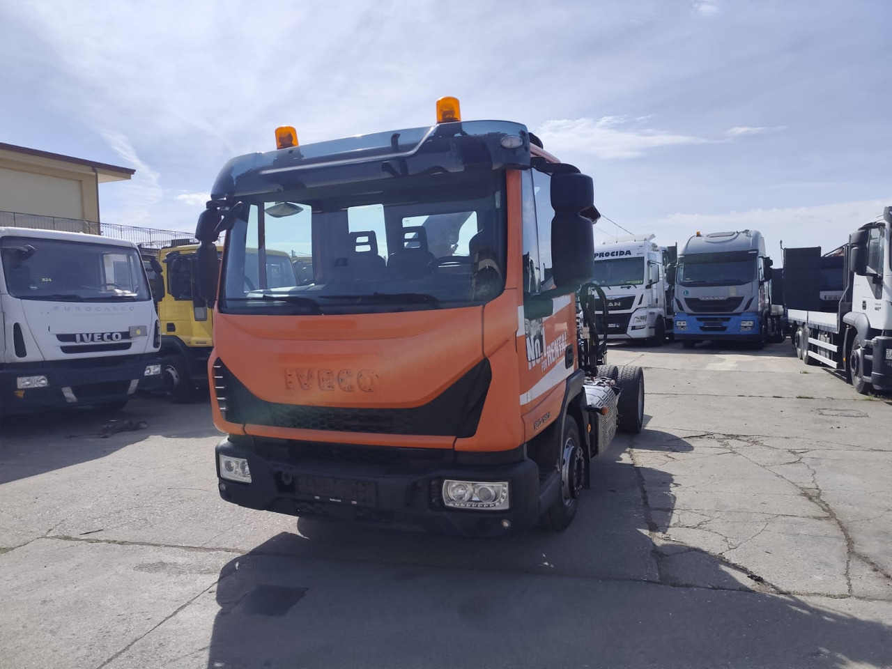 IVECO EUROCARGO 120-90L - Camión grúa: foto 1 IVECO EUROCARGO 120-90L - Camión grúa: foto 1