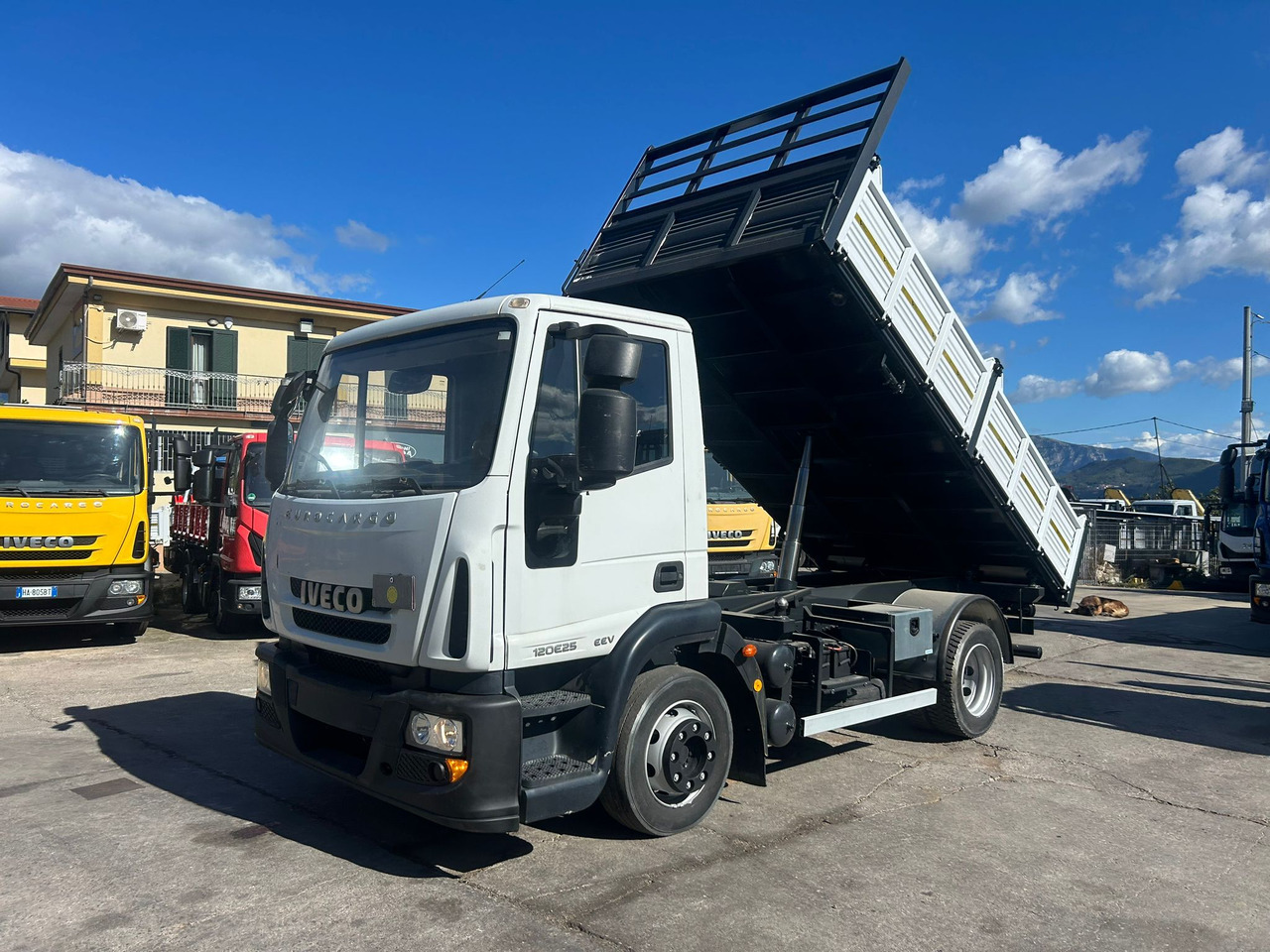 IVECO EUROCARGO 120E25 - Camión volquete: foto 1 IVECO EUROCARGO 120E25 - Camión volquete: foto 1