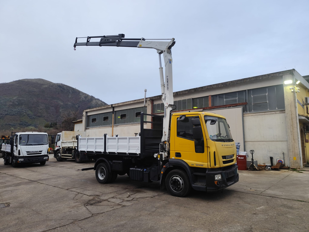 Camión grúa IVECO EUROCARGO 120E28P: foto 39