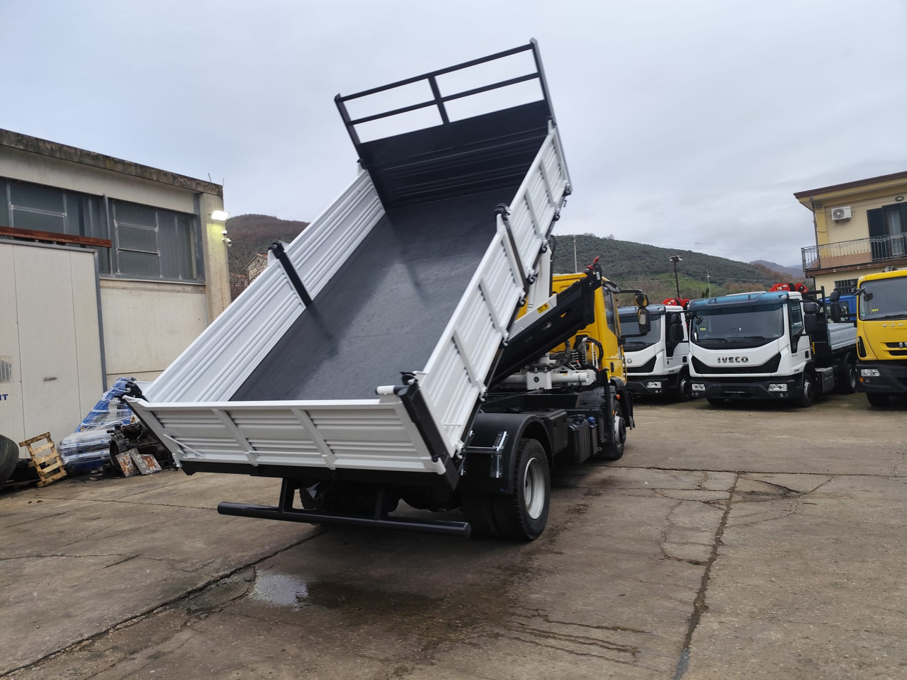 Camión grúa IVECO EUROCARGO 120E28P: foto 10