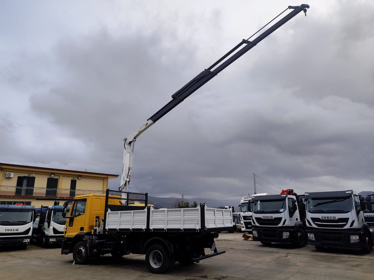 Camión grúa IVECO EUROCARGO 120E28P: foto 34