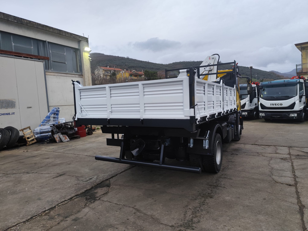 Camión grúa IVECO EUROCARGO 120E28P: foto 46