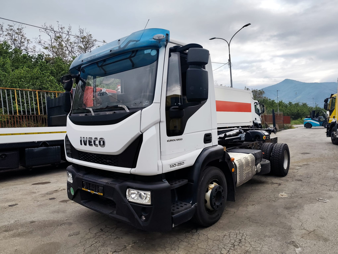 IVECO EUROCARGO 140-250 - Camión multibasculante: foto 1 IVECO EUROCARGO 140-250 - Camión multibasculante: foto 1