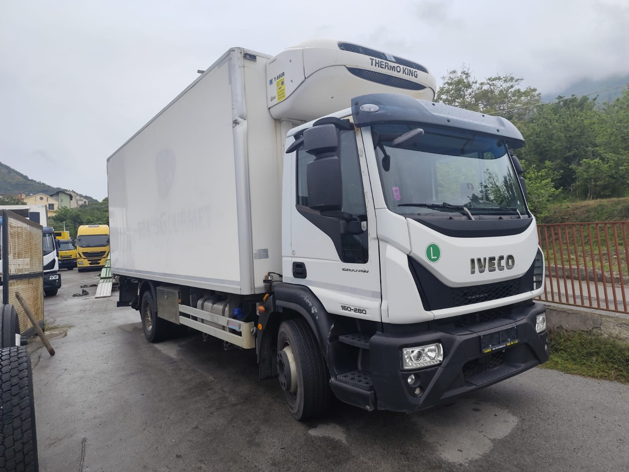 IVECO EUROCARGO 160-280 - Camión caja cerrada, Camión grúa: foto 1 IVECO EUROCARGO 160-280 - Camión caja cerrada, Camión grúa: foto 1