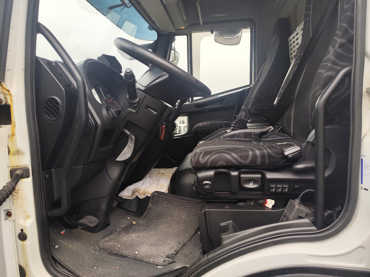 IVECO EUROCARGO 160-280 - Camión caja cerrada, Camión grúa: foto 5 IVECO EUROCARGO 160-280 - Camión caja cerrada, Camión grúa: foto 5