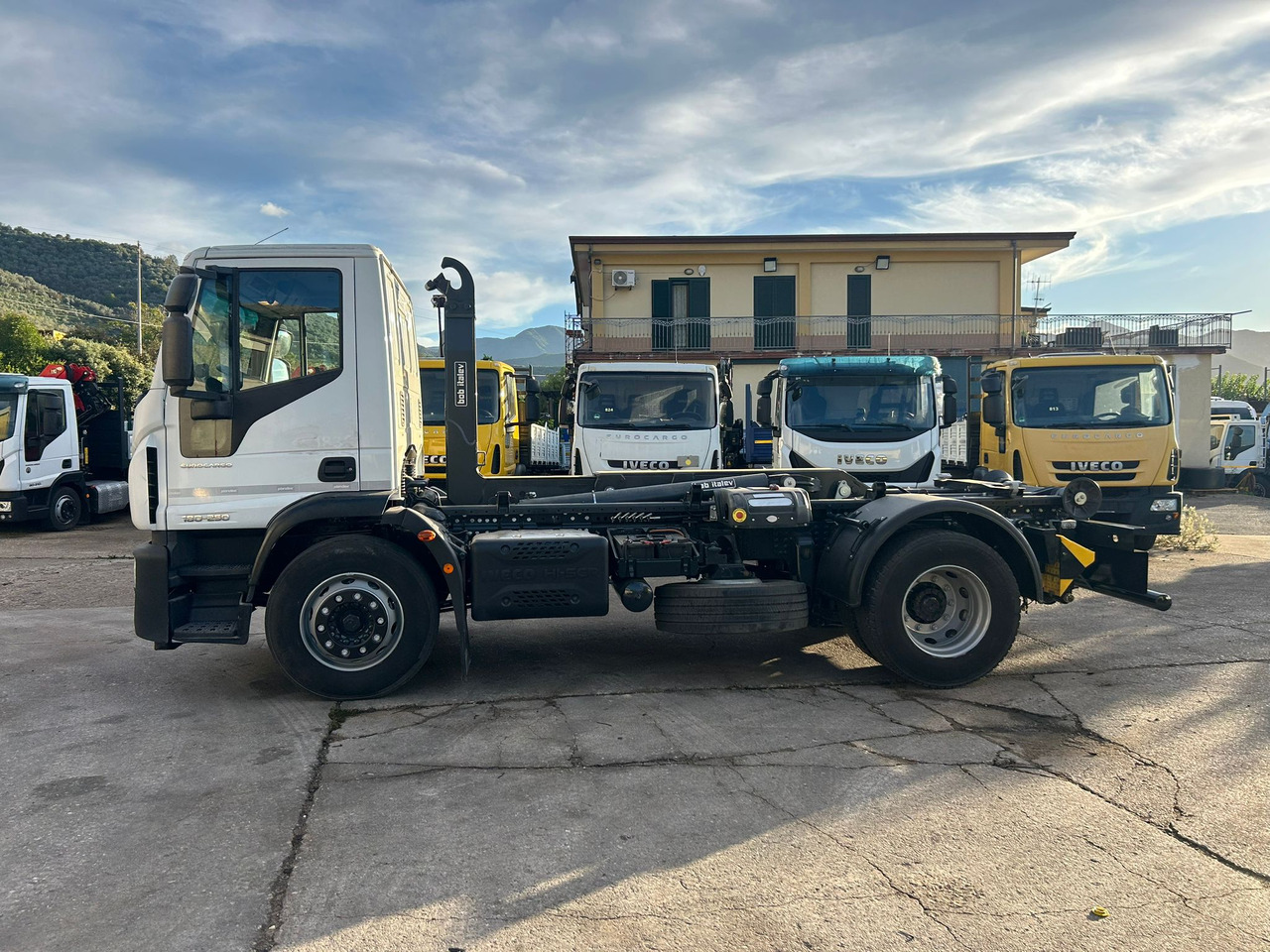 IVECO EUROCARGO 180-250 - Camión multibasculante, Camión grúa: foto 2 IVECO EUROCARGO 180-250 - Camión multibasculante, Camión grúa: foto 2