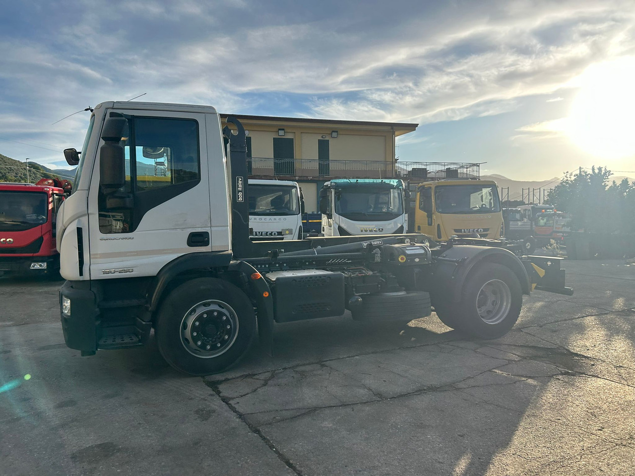 IVECO EUROCARGO 180-250 - Camión multibasculante, Camión grúa: foto 3 IVECO EUROCARGO 180-250 - Camión multibasculante, Camión grúa: foto 3
