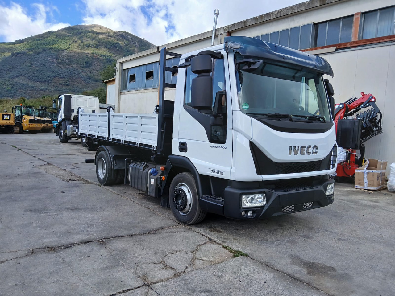 IVECO EUROCARGO 75-210 - Camión volquete: foto 2 IVECO EUROCARGO 75-210 - Camión volquete: foto 2