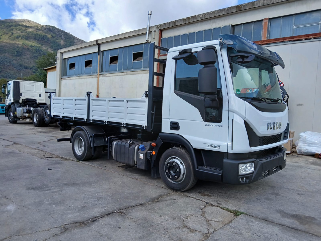 IVECO EUROCARGO 75-210 - Camión volquete: foto 1 IVECO EUROCARGO 75-210 - Camión volquete: foto 1