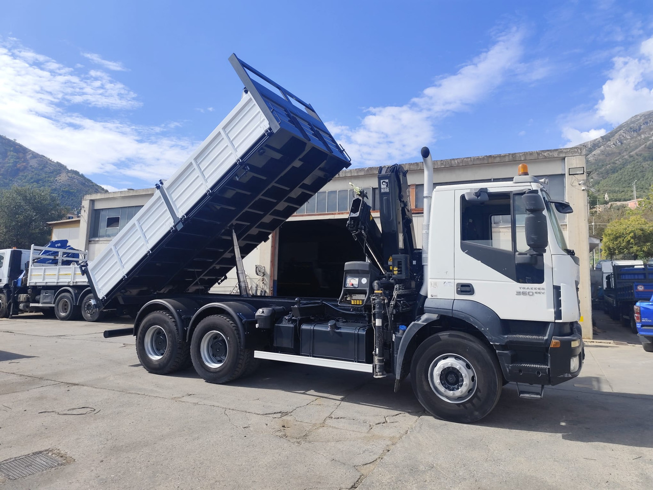 IVECO TRAKKER 260T36 - Camión grúa: foto 2 IVECO TRAKKER 260T36 - Camión grúa: foto 2