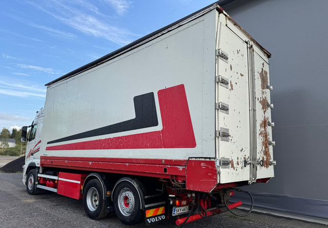 VolvoFH13 500 6x2 Ketjupurku + Rahtikaappi - Camión caja cerrada: foto 3 VolvoFH13 500 6x2 Ketjupurku + Rahtikaappi - Camión caja cerrada: foto 3