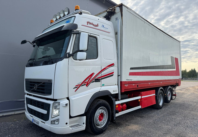 VolvoFH13 500 6x2 Rahtikaappi - Camión caja cerrada: foto 1 VolvoFH13 500 6x2 Rahtikaappi - Camión caja cerrada: foto 1