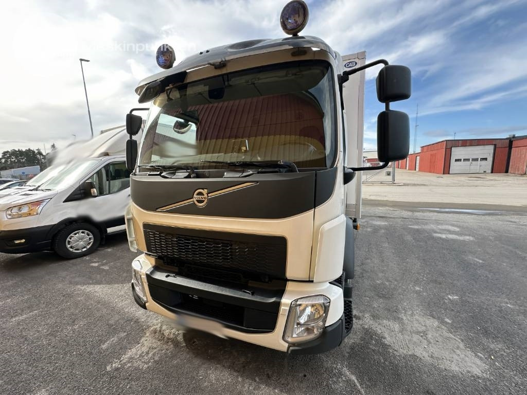 Volvo FL 210 - Camión caja cerrada: foto 2 Volvo FL 210 - Camión caja cerrada: foto 2