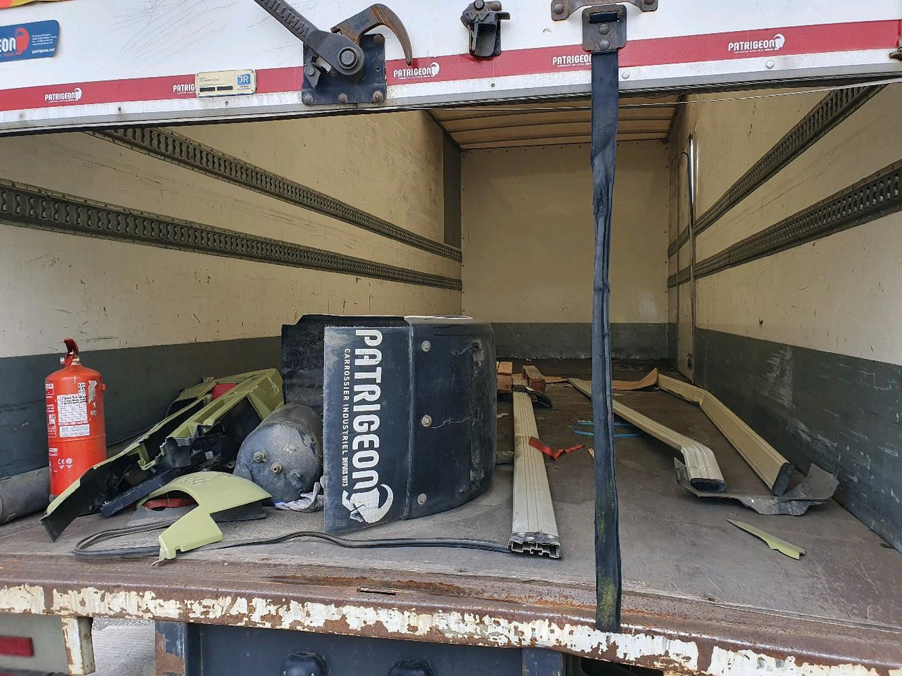 Camión caja cerrada RENAULT D 12 DTI 215: foto 6