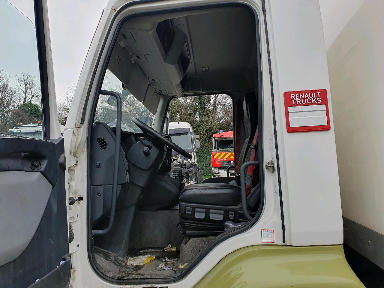 Camión caja cerrada RENAULT D 12 DTI 215: foto 10