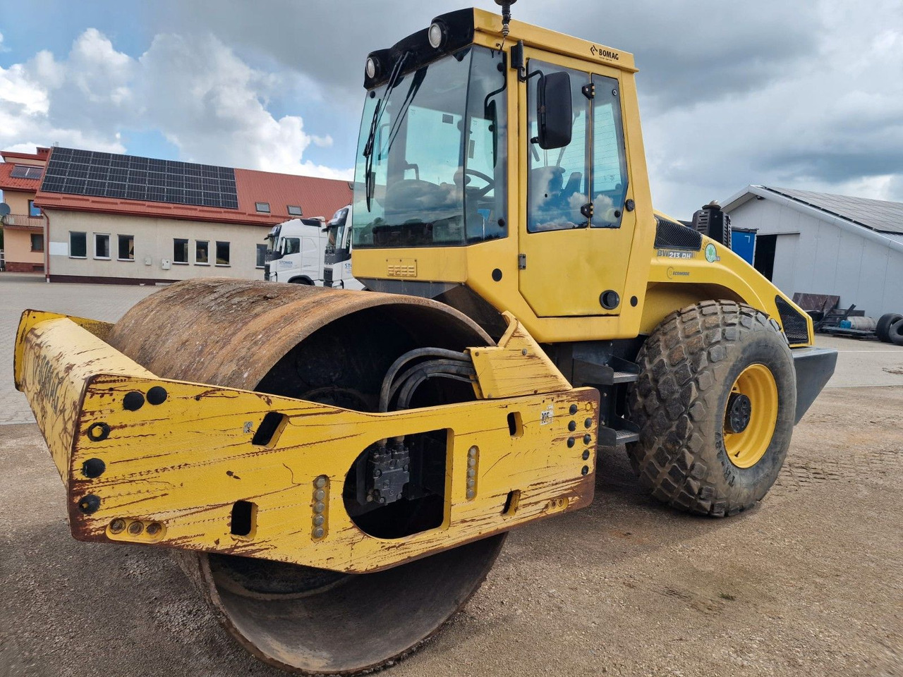 BOMAG Bw 213 DH-4 - Compactador: foto 1 BOMAG Bw 213 DH-4 - Compactador: foto 1