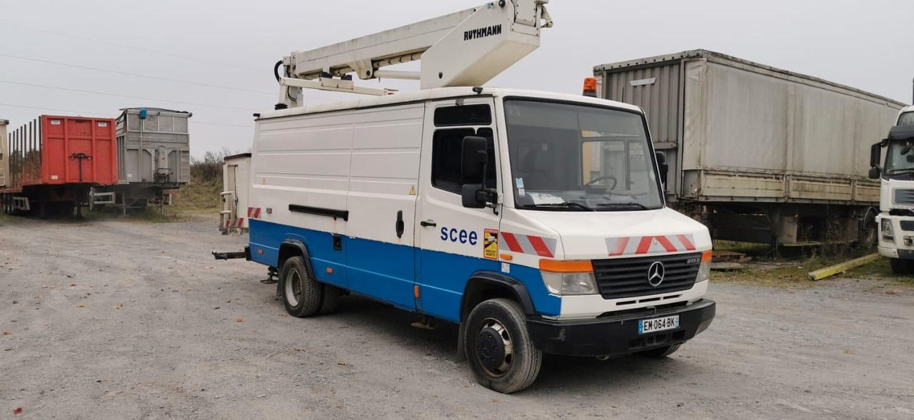 Mercedes-Benz VARIO 815 D 17 M - Camión con plataforma elevadora: foto 1 Mercedes-Benz VARIO 815 D 17 M - Camión con plataforma elevadora: foto 1