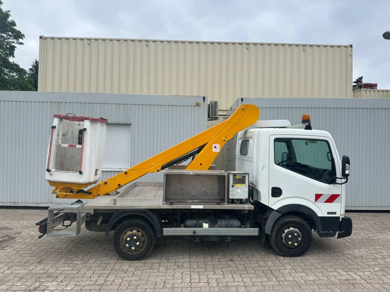 Nissan Cabstar mit Topy11 Arbeitsbühne / 11 Meter - Camión con plataforma elevadora: foto 5 Nissan Cabstar mit Topy11 Arbeitsbühne / 11 Meter - Camión con plataforma elevadora: foto 5