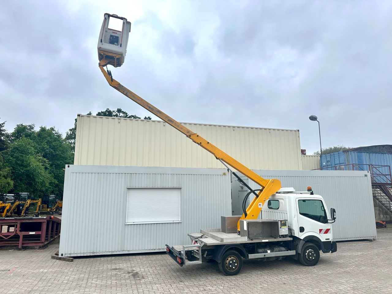 Nissan Cabstar mit Topy11 Arbeitsbühne / 11 Meter - Camión con plataforma elevadora: foto 3 Nissan Cabstar mit Topy11 Arbeitsbühne / 11 Meter - Camión con plataforma elevadora: foto 3