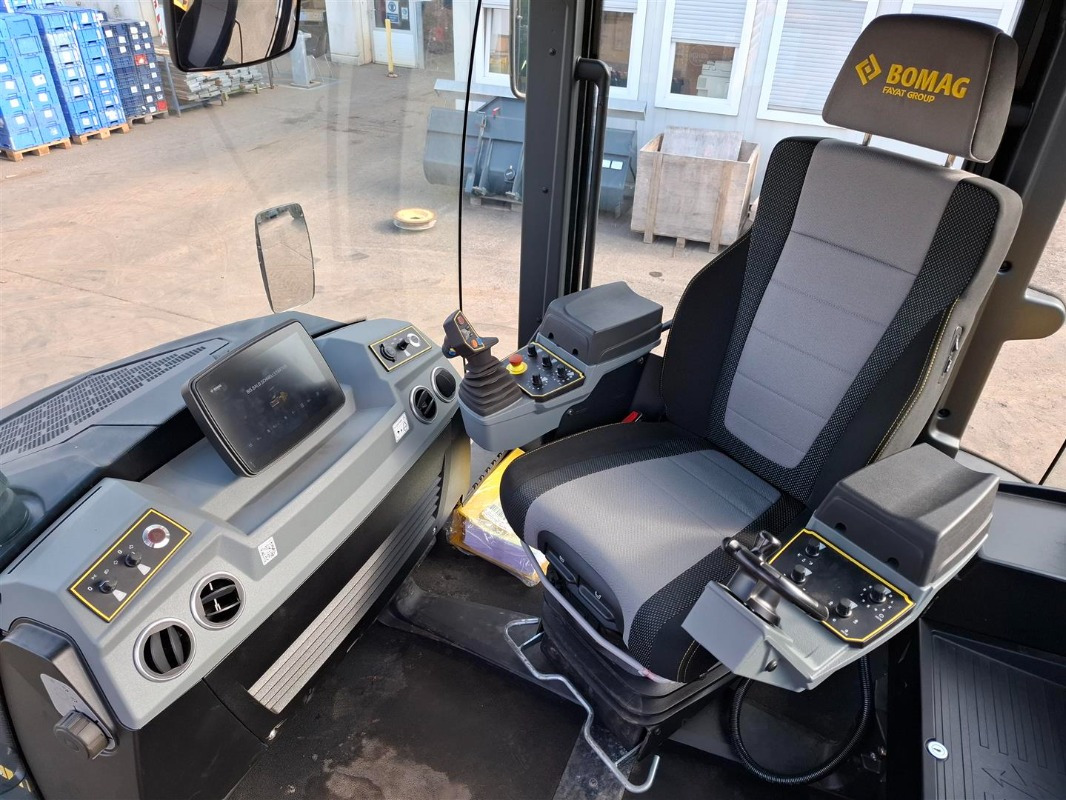 BOMAG DE BW 174 AP-5 AM Hybrid Stage V/Tier 4f - Apisonadora de asfalto: foto 3 BOMAG DE BW 174 AP-5 AM Hybrid Stage V/Tier 4f - Apisonadora de asfalto: foto 3