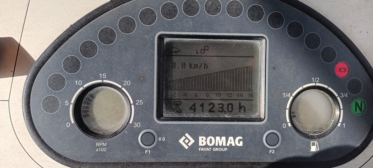 BOMAG IT BF 300 P-2 S340-2 TV Stage IIIb/Tier 4f - Pavimentadora de asfalto: foto 4 BOMAG IT BF 300 P-2 S340-2 TV Stage IIIb/Tier 4f - Pavimentadora de asfalto: foto 4