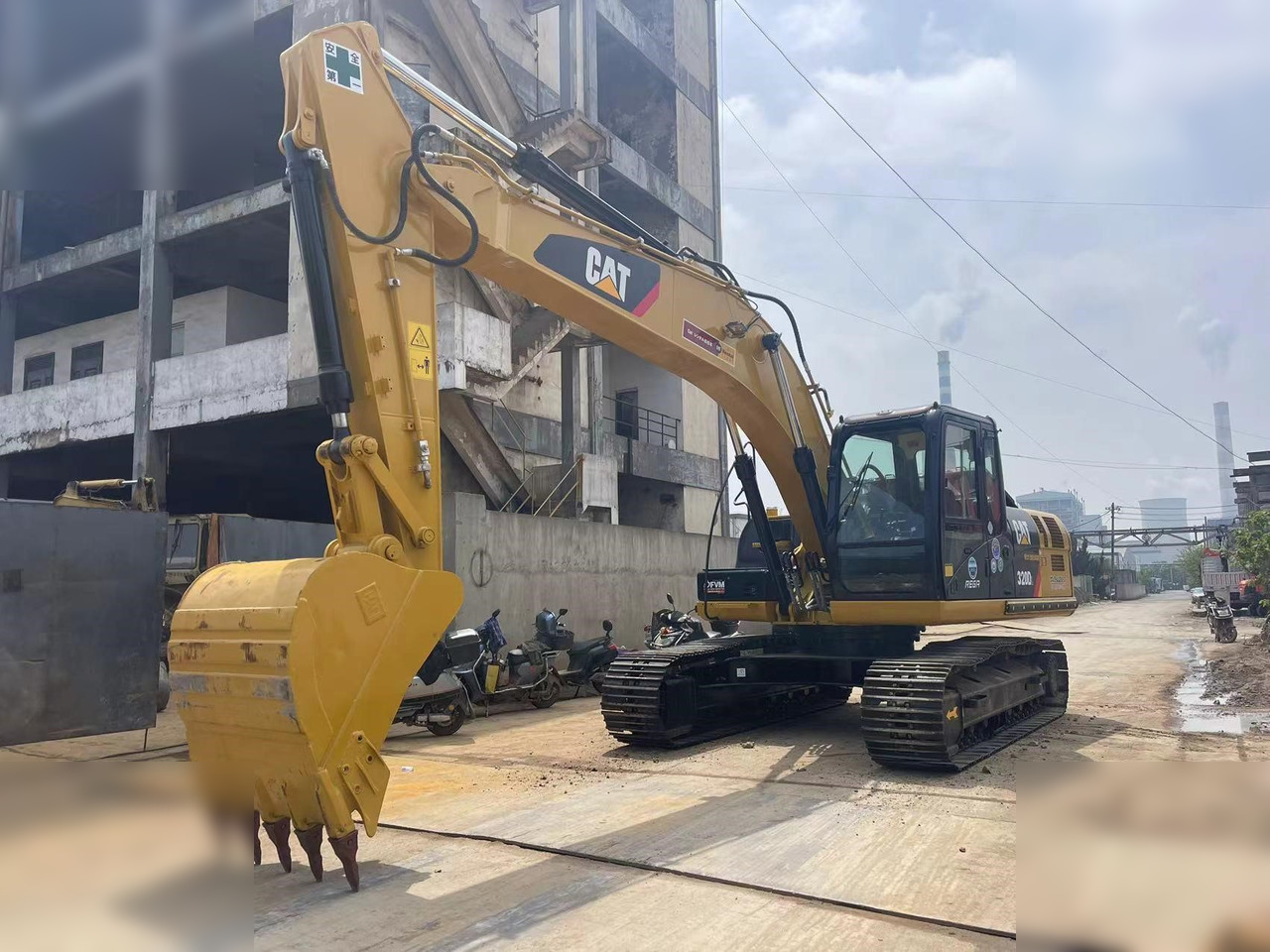 CATERPILLAR 320DL - Excavadora de cadenas: foto 1 CATERPILLAR 320DL - Excavadora de cadenas: foto 1