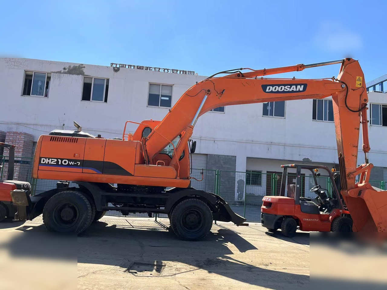 DOOSAN DH210W-7 - Excavadora de ruedas: foto 1 DOOSAN DH210W-7 - Excavadora de ruedas: foto 1