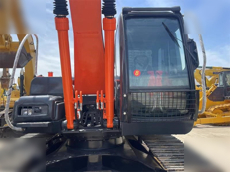 Excavadora de cadenas HITACHI ZX200: foto 9