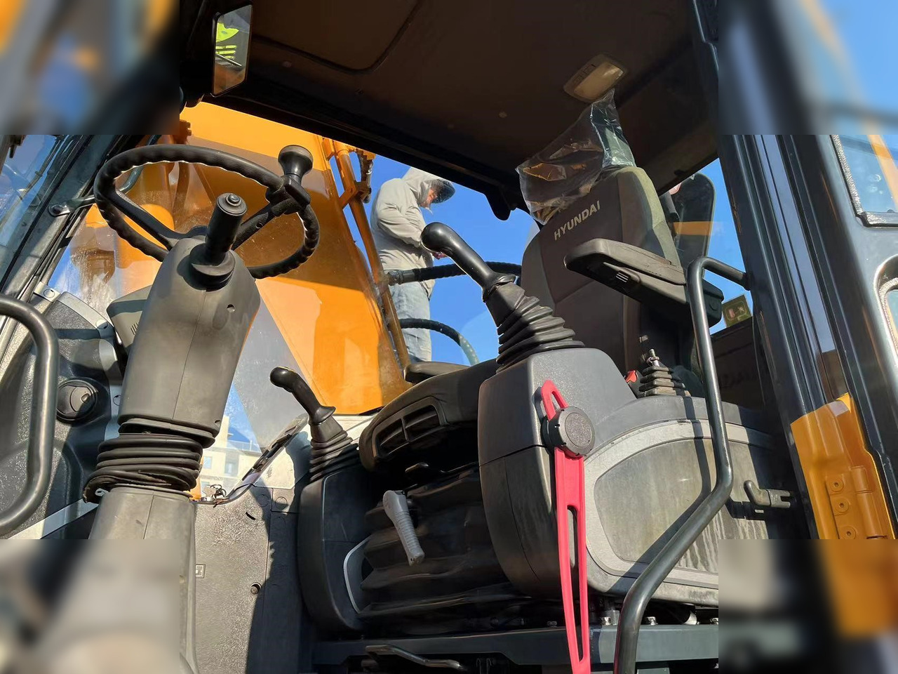 Excavadora de ruedas HYUNDAI ROBEX 210W-9: foto 10 Excavadora de ruedas HYUNDAI ROBEX 210W-9: foto 10