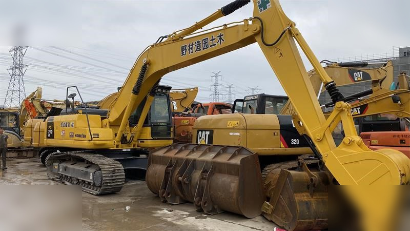 KOMATSU PC210 LC-8 - Excavadora de cadenas: foto 3 KOMATSU PC210 LC-8 - Excavadora de cadenas: foto 3