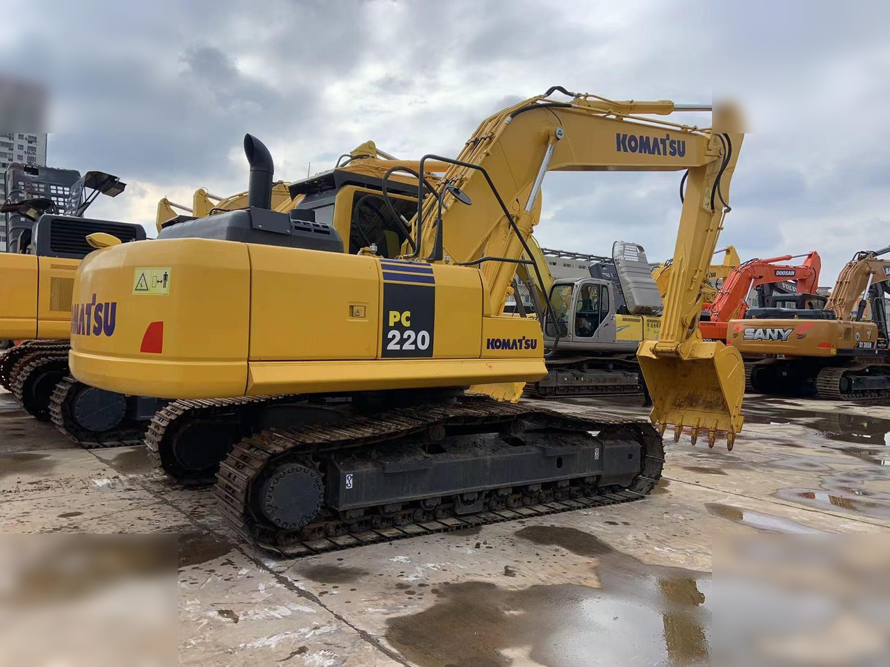 KOMATSU PC220-8 - Excavadora de cadenas: foto 2 KOMATSU PC220-8 - Excavadora de cadenas: foto 2