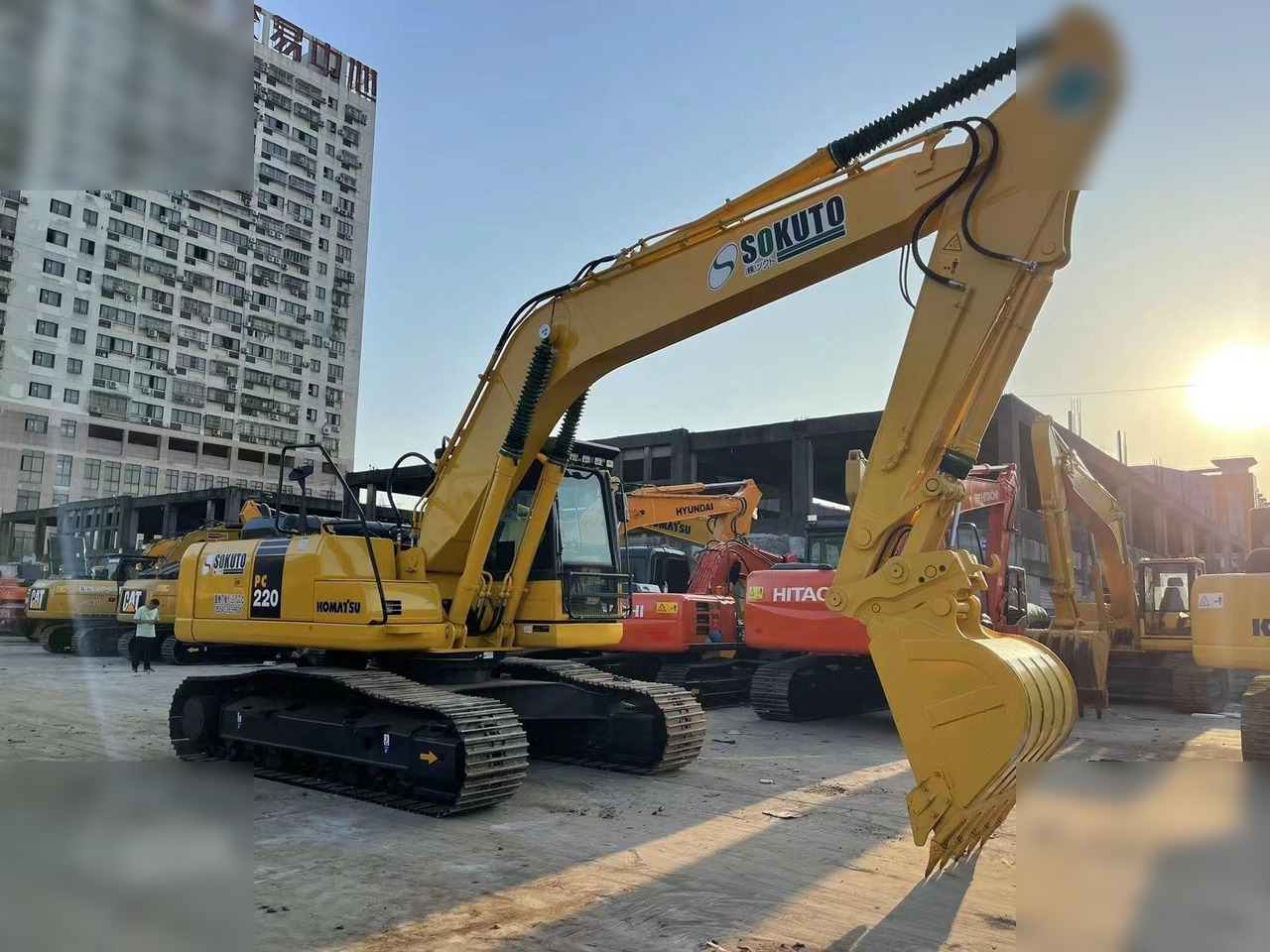 KOMATSU PC220-8 - Excavadora de cadenas: foto 1 KOMATSU PC220-8 - Excavadora de cadenas: foto 1
