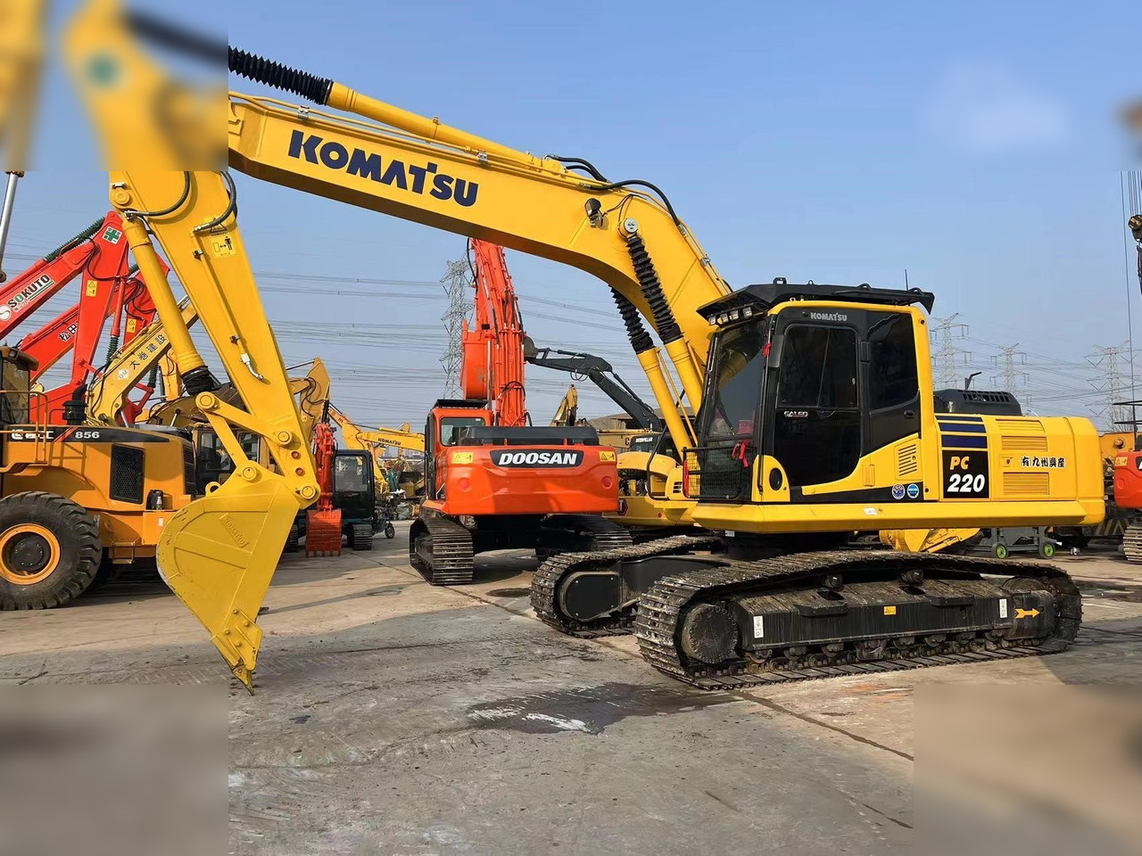KOMATSU PC220-8M0 - Excavadora de cadenas: foto 1 KOMATSU PC220-8M0 - Excavadora de cadenas: foto 1