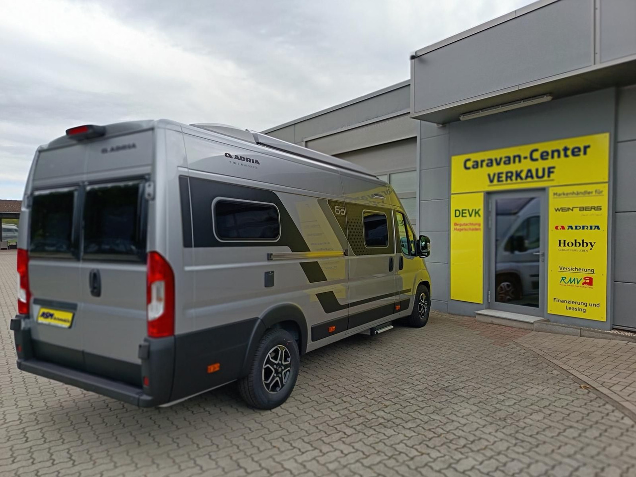 Adria Twin "60Y" 640 SGX 4,25MAXI*JUBILEE*AUFSTELLDACH - Cámper: foto 4 Adria Twin "60Y" 640 SGX 4,25MAXI*JUBILEE*AUFSTELLDACH - Cámper: foto 4