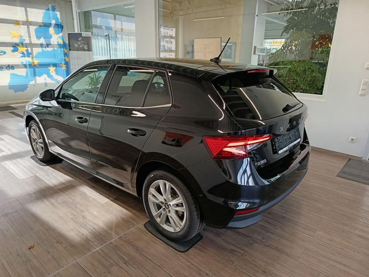 Skoda Fabia 130 Jahre 1,0TSI DSG*AHK-VORBER.*LED*R-KAM - Sedan: foto 4 Skoda Fabia 130 Jahre 1,0TSI DSG*AHK-VORBER.*LED*R-KAM - Sedan: foto 4