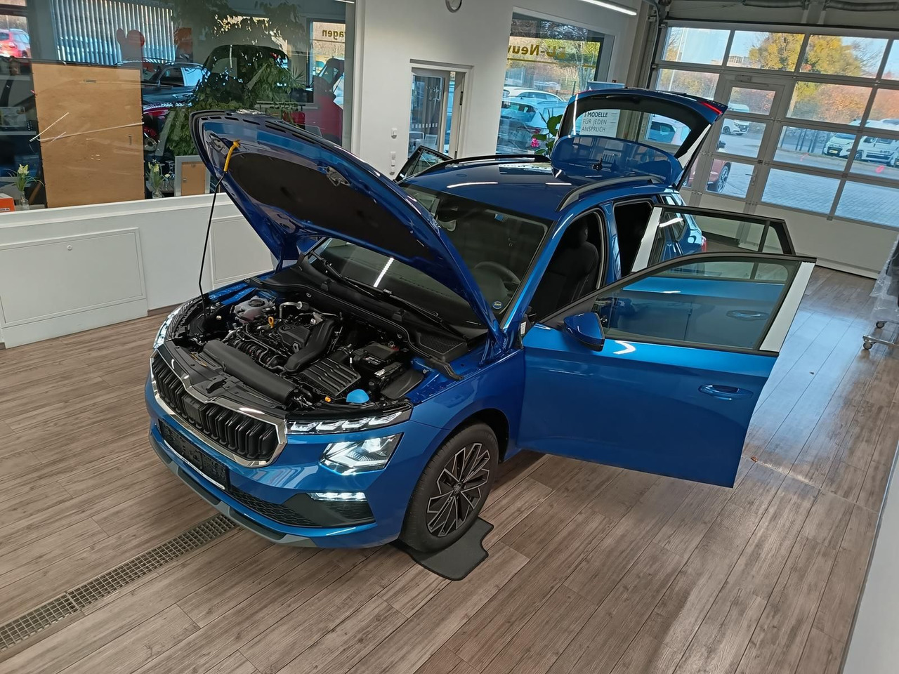 Skoda Kamiq 130 Jahre 1,5TSI DSG*AHK*ACC*LED*R-KAM*PDC - SUV/ Todoterreno: foto 2 Skoda Kamiq 130 Jahre 1,5TSI DSG*AHK*ACC*LED*R-KAM*PDC - SUV/ Todoterreno: foto 2