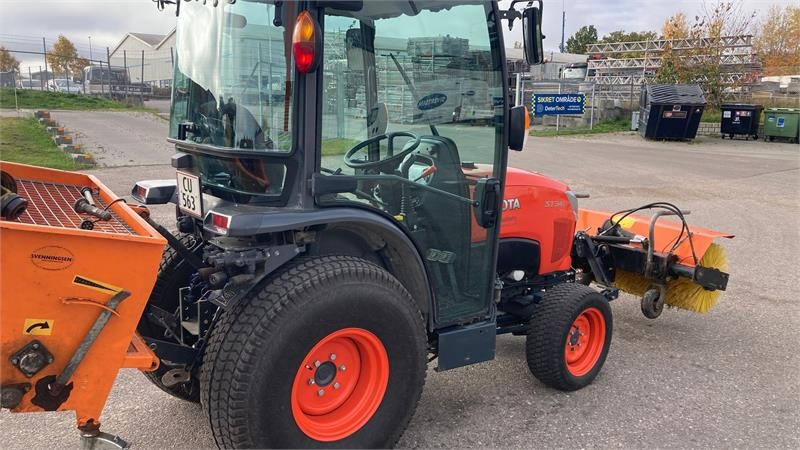 Kubota ST341 inkl. 150 cm kost og udlægger - Tractor municipal: foto 5 Kubota ST341 inkl. 150 cm kost og udlægger - Tractor municipal: foto 5