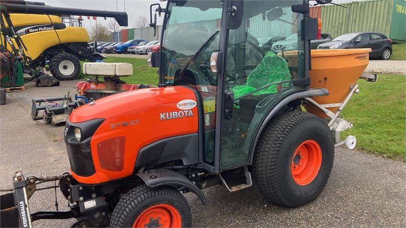 Kubota STW37 Kompakttraktor  - Tractor municipal: foto 1 Kubota STW37 Kompakttraktor  - Tractor municipal: foto 1