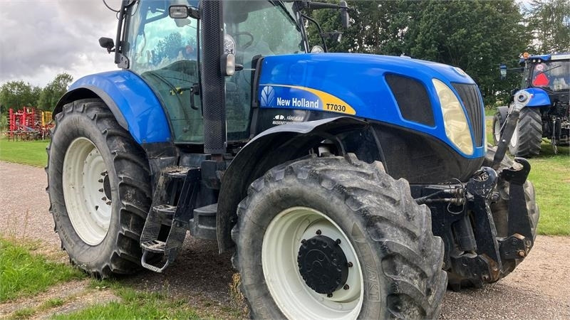 New Holland T7030 - Tractor: foto 4 New Holland T7030 - Tractor: foto 4