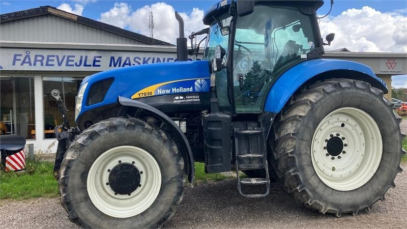 New Holland T7030 - Tractor: foto 1 New Holland T7030 - Tractor: foto 1