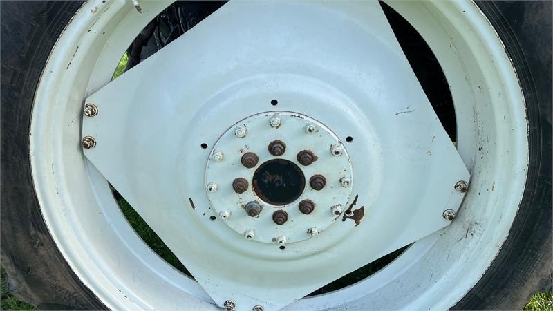 Taurus 270/95R32 - 300/95R46 - Neumático para Maquinaria agrícola: foto 2 Taurus 270/95R32 - 300/95R46 - Neumático para Maquinaria agrícola: foto 2