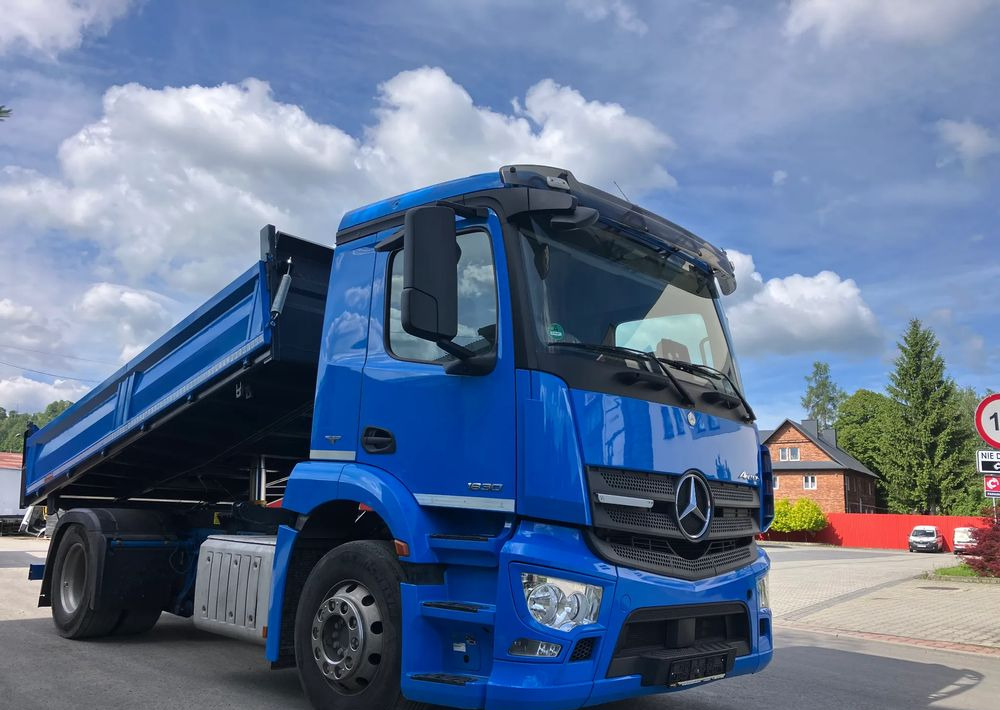 Mercedes-Benz ANTOS 1830 solidny kiper wywrotka blokada mostu - Camión volquete: foto 2 Mercedes-Benz ANTOS 1830 solidny kiper wywrotka blokada mostu - Camión volquete: foto 2