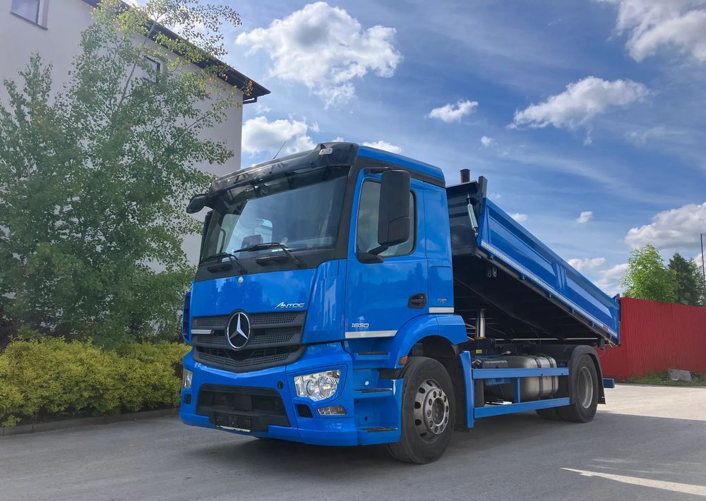 Mercedes-Benz ANTOS 1830 solidny kiper wywrotka blokada mostu - Camión volquete: foto 1 Mercedes-Benz ANTOS 1830 solidny kiper wywrotka blokada mostu - Camión volquete: foto 1