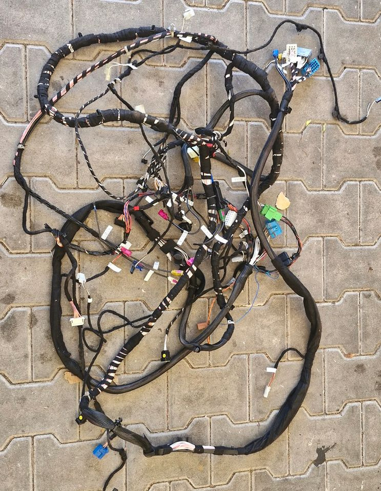 MAN TG3 TGX WIĄZKA INSTALACJA KONSOLI PÓŁKI GÓRNEJ - Sistema eléctrico: foto 1 MAN TG3 TGX WIĄZKA INSTALACJA KONSOLI PÓŁKI GÓRNEJ - Sistema eléctrico: foto 1