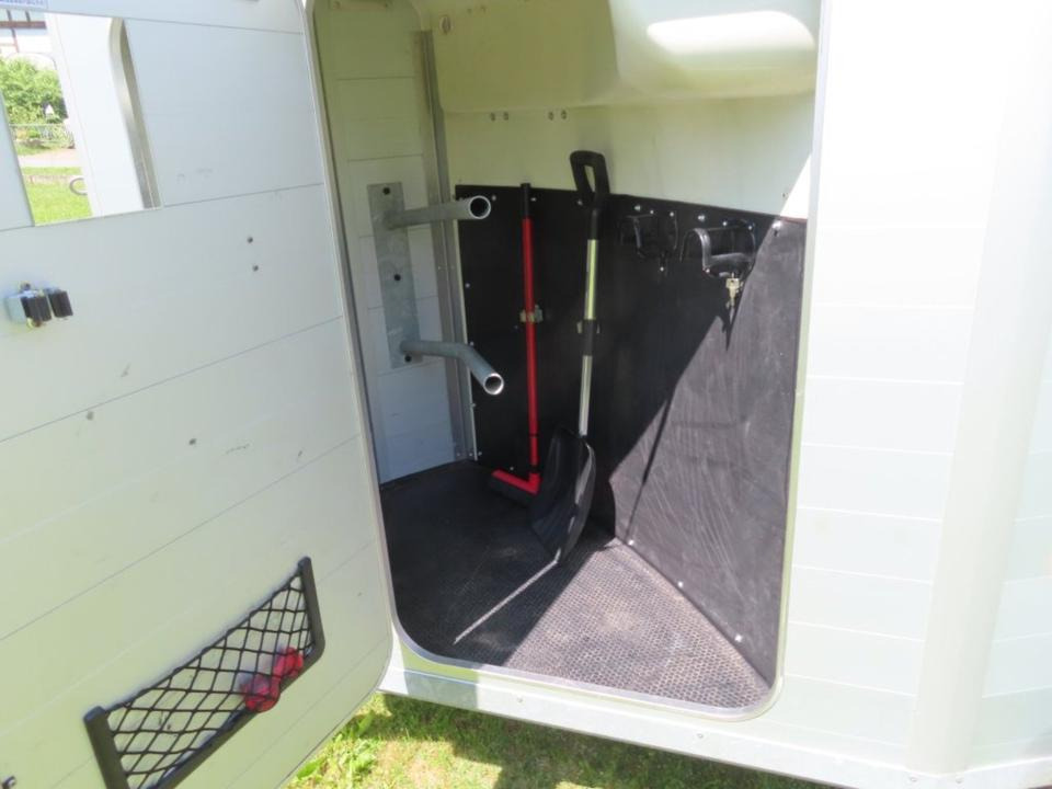 Pferdeanhänger Humbaur, Xanthos Aero, 100 km/h Sattelkammer - Remolque para caballos: foto 3 Pferdeanhänger Humbaur, Xanthos Aero, 100 km/h Sattelkammer - Remolque para caballos: foto 3