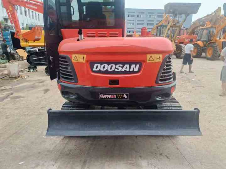Used Mini Excavator DX55-9C Doosan Excavator 5 Tonnes High Performance Low Price for Sale Dh55 Dh60 Dx55 Dx60 in Stock - Miniexcavadora: foto 4 Used Mini Excavator DX55-9C Doosan Excavator 5 Tonnes High Performance Low Price for Sale Dh55 Dh60 Dx55 Dx60 in Stock - Miniexcavadora: foto 4